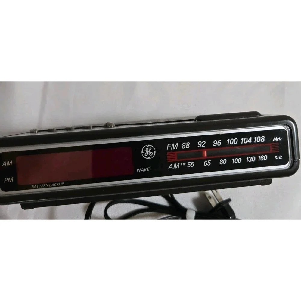 General Electric Faux Wood AM FM Red LED Alarm Clock Radio Model 7-4630C Tested